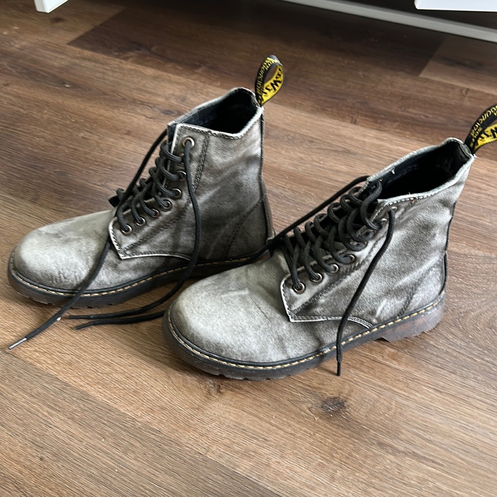 Men size 8 leather skin boots.